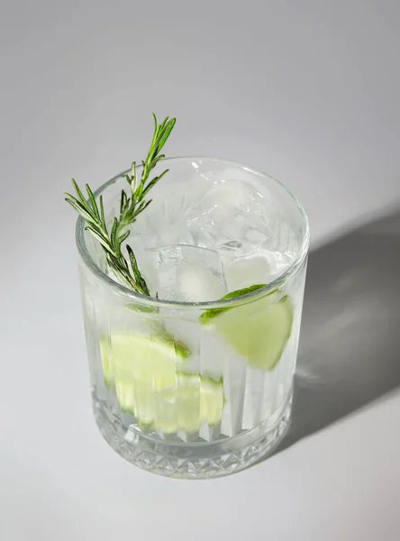 Glas Kalter Gin Tonic Auf Weißem Hintergrund — Stockfoto