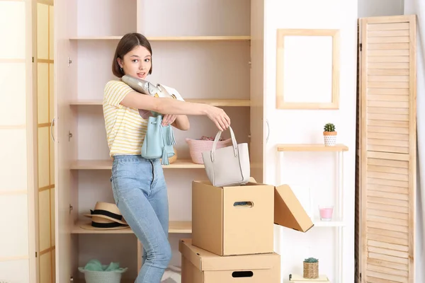 Jonge Vrouw Regelen Kleding Garderobe — Stockfoto