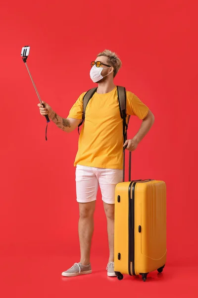 Male Tourist Medical Mask Taking Selfie Color Background — Stock Photo, Image