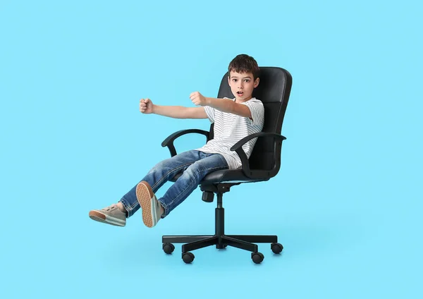 Petit Garçon Avec Volant Imaginaire Assis Dans Chaise Sur Fond — Photo
