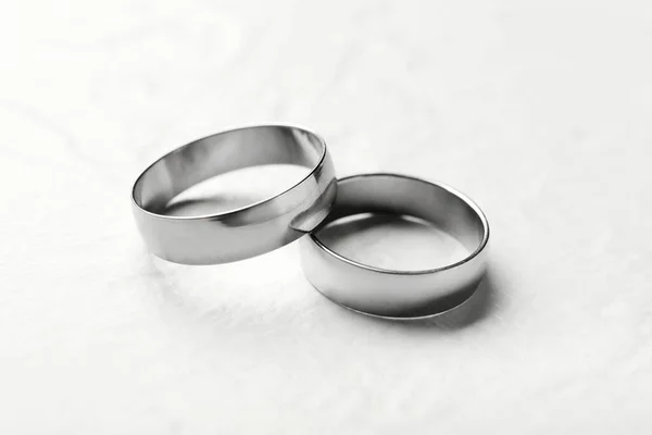 Dvojice Snubních Prstenů Bílém Pozadí — Stock fotografie