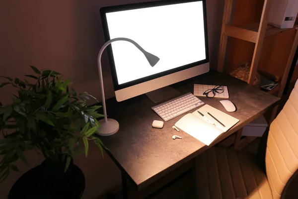 Modern Workplace Computer Glowing Lamp Dark Room — Stock Photo, Image