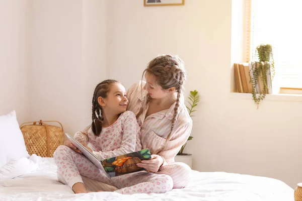 Little Girl Her Mother Reading Fairy Tale Bedroom — Stock Photo, Image