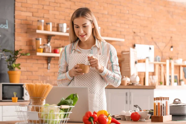 Junge Hausfrau Mit Laptop Kocht Hause Küche — Stockfoto