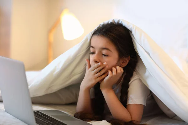 Tired Girl Watching Cartoons Bedroom — Stock Photo, Image