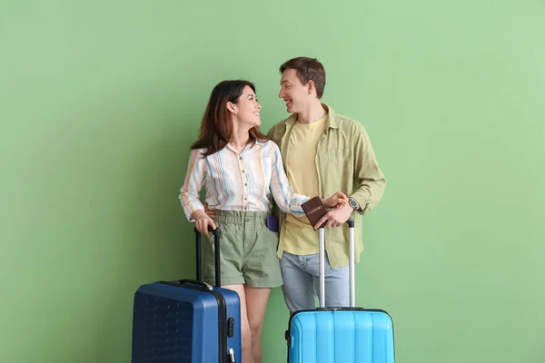 Pareja Turistas Con Equipaje Sobre Fondo Color — Foto de Stock