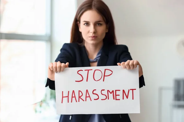 Jovem Segurando Papel Com Texto Stop Harassment Escritório — Fotografia de Stock