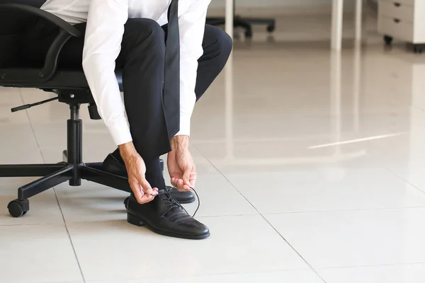 Ayakkabı Bağcıklarını Ofiste Bağlayan Bir Adamı — Stok fotoğraf