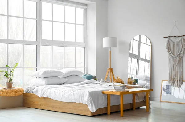 Interieur Van Moderne Slaapkamer Met Spiegel — Stockfoto