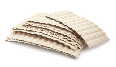 Beyaz arkaplanda karton parçaları