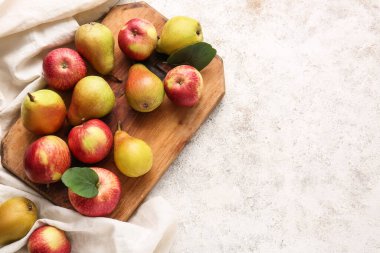 Olgun armutlu ahşap tahta ve arka planda elmalar