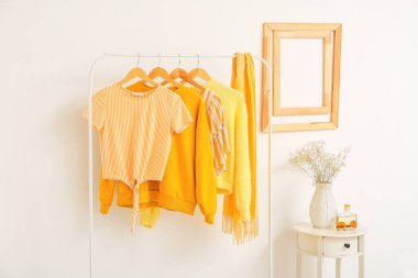 Parlak elbiseli şık bir koridor.