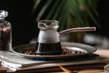 Sıcak Türk kahvesi ve fasulyelerle dolu bir masa.