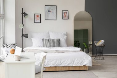 Aynalı modern yatak odasının içi