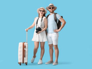 Renkli arka planda iki turist