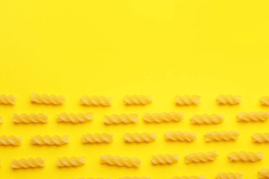 Renkli arka planda pişmemiş fusilli makarna