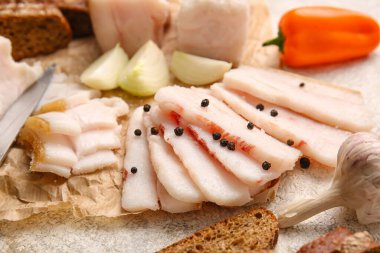 Açık arkaplanda tuzlanmış domuz yağı ile parşömen