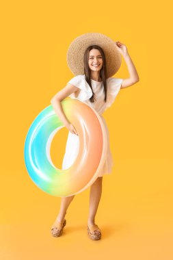 Arkaplanda şişme yüzük olan genç bir kadın.