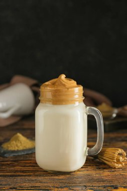 Mason kavanozu dolusu lezzetli dalgona hojicha latte ve chasen.