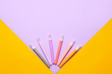 Renk arkaplanındaki renkli işaretler