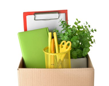 Beyaz arka planda kişisel eşyaları olan bir kutu. İşten çıkarma kavramı