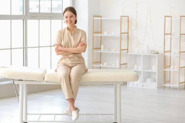 Kadın fizyoterapist rehabilitasyon merkezinde.