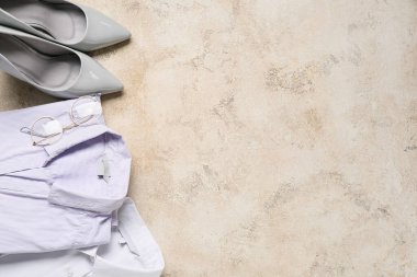 Renkli arka planda kadın giysileri ve aksesuarları