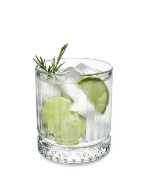 Beyaz arka planda bir bardak soğuk cin tonik.