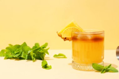 Renkli mai tai kokteyli.