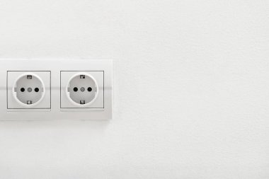 Işık duvarında elektrik prizi