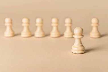 Renkli arka planda satranç taşları. İşten çıkarma kavramı