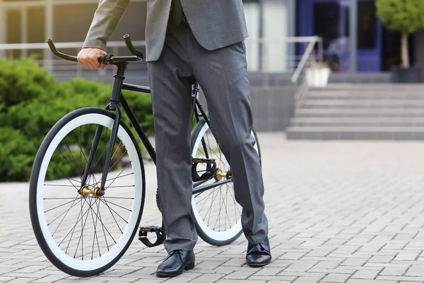 Empresário Com Bicicleta Rua Cidade — Fotografia de Stock