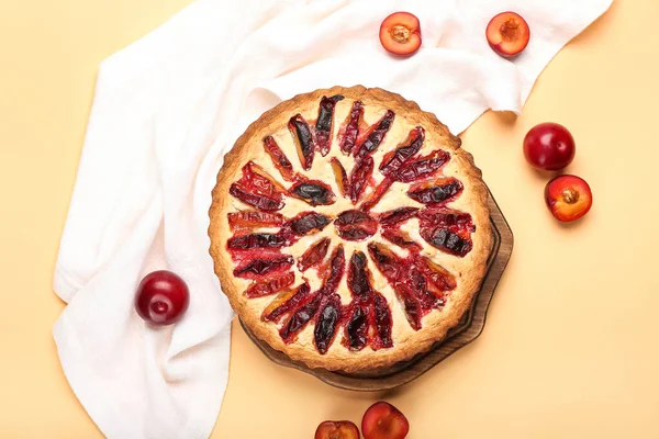Board Tasty Plum Pie Color Background — Stock Photo, Image