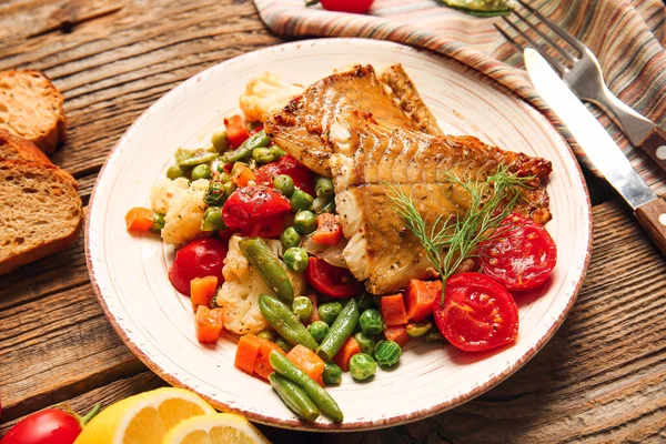 Plate Tasty Baked Cod Fillet Vegetables Wooden Background Closeup — Stock Photo, Image