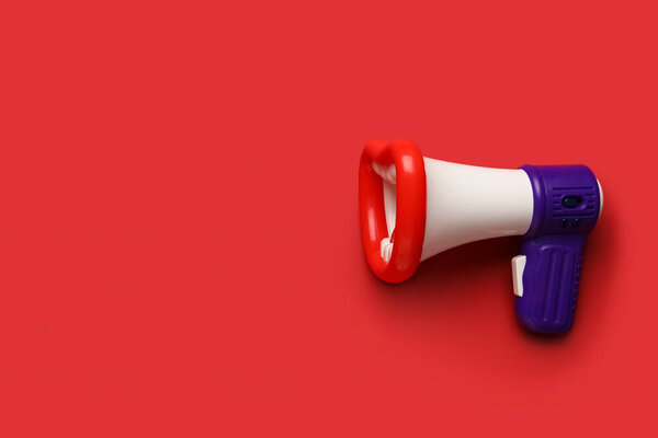 Мегафон игрушки на цветном фоне
