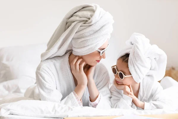 Kleines Mädchen Mit Mutter Schlafzimmer — Stockfoto