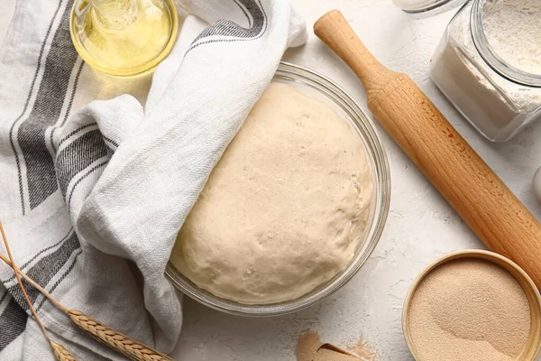 Composition Fresh Dough Dry Yeast Light Background — Stock Photo, Image