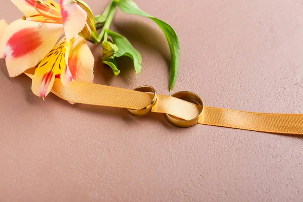 Wedding Rings Ribbon Alstroemeria Flower Color Background — Stock Photo, Image