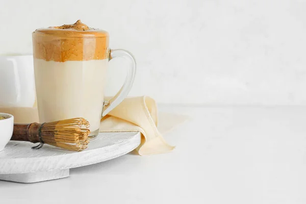 Tazza Vetro Gustosa Dalgona Hojicha Latte Chasen Sfondo Chiaro — Foto Stock