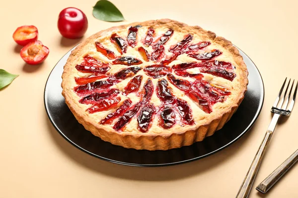 Assiette Avec Tarte Aux Prunes Savoureuse Sur Fond Couleur Gros — Photo