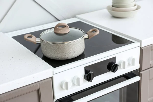 厨房里有锅子的现代烤箱 — 图库照片