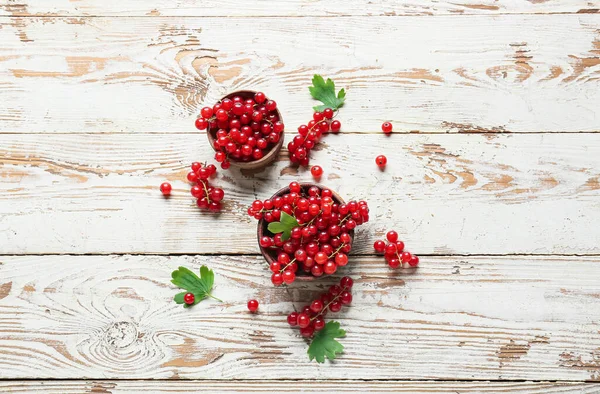 Bowls Fresh Red Currants Leaves Light Wooden Background — Stock Photo, Image