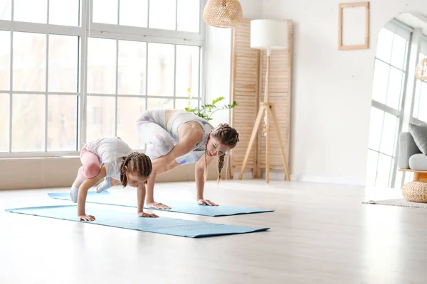 Little Girl Her Mother Practicing Yoga Home — Stock Photo, Image