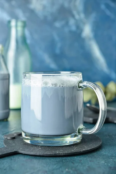 Glasschale Mit Leckerem Holzkohle Latte Auf Dem Tisch — Stockfoto