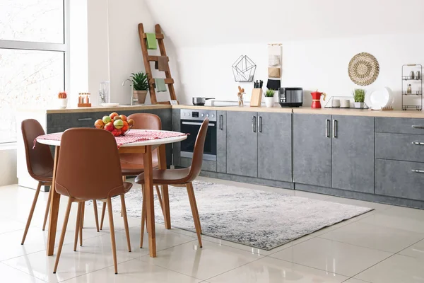 Elegante Interno Della Cucina Moderna Con Tavolo Pranzo — Foto Stock