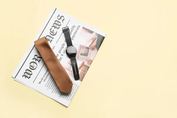 Klassisk Slips Smartwatch Och Tidning Färg Bakgrund — Stockfoto