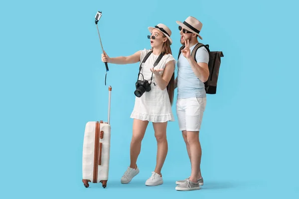 Couple Tourists Taking Selfie Color Background — Stock Photo, Image