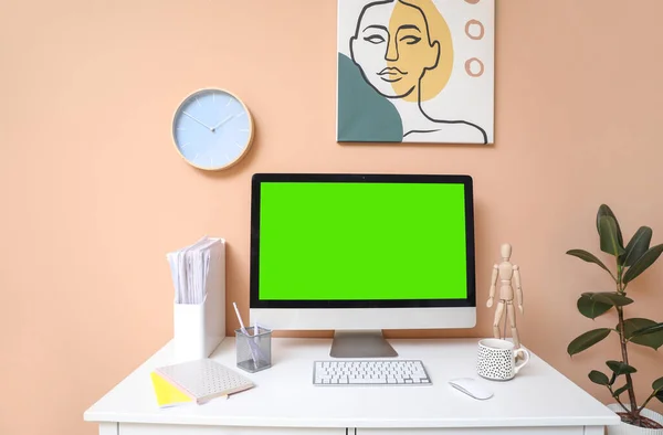 室内工作场所配备空白屏幕的现代计算机 — 图库照片