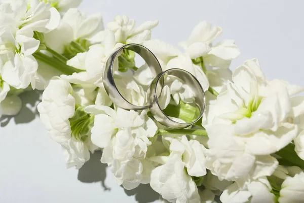 Bröllop Ringar Och Vackra Blommor Vit Bakgrund Närbild — Stockfoto