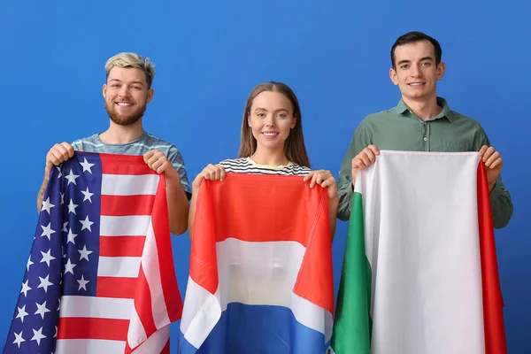 Mladí Lidé Různými Vlajkami Barevném Pozadí — Stock fotografie